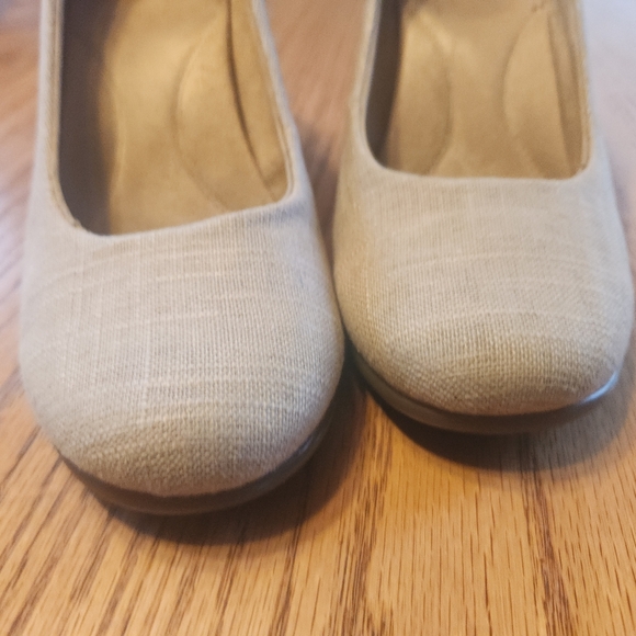 AEROSOLES Cream Wedge Heels - Picture 5 of 10